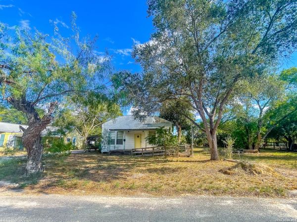 302 E CARTER ST, Beeville, TX 78102