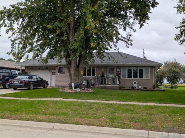 501 S Maple St, Paullina, IA 00000