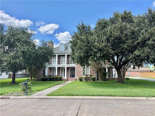 110 NATCHEZ TRACE Drive , Harvey, LA 70058