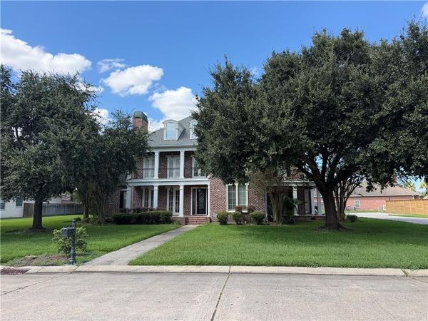 110 NATCHEZ TRACE Drive , Harvey, LA 70058