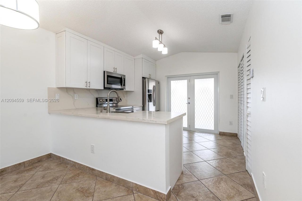 2236 W 74th Pl , Unit 9C, Hialeah, FL 33016 Photo