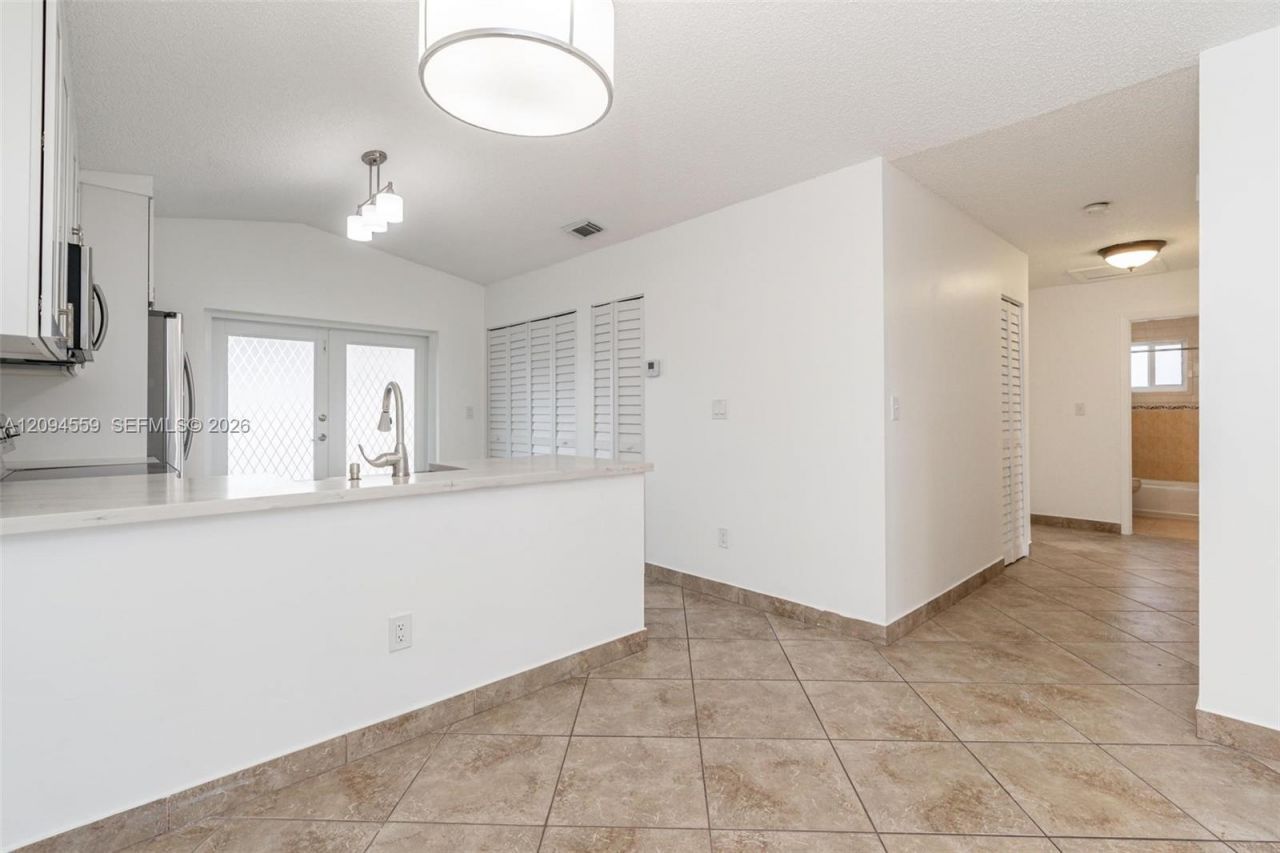 2236 W 74th Pl , Unit 9C, Hialeah, FL 33016 Photo