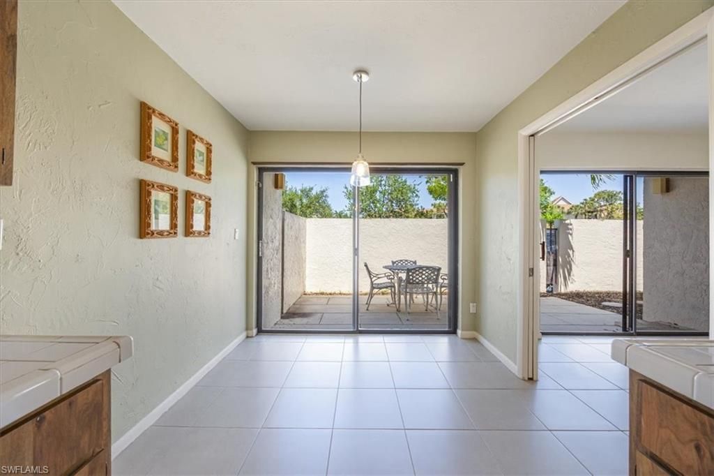 576 Retreat Dr, Unit 101, Naples, FL 34110 Photo