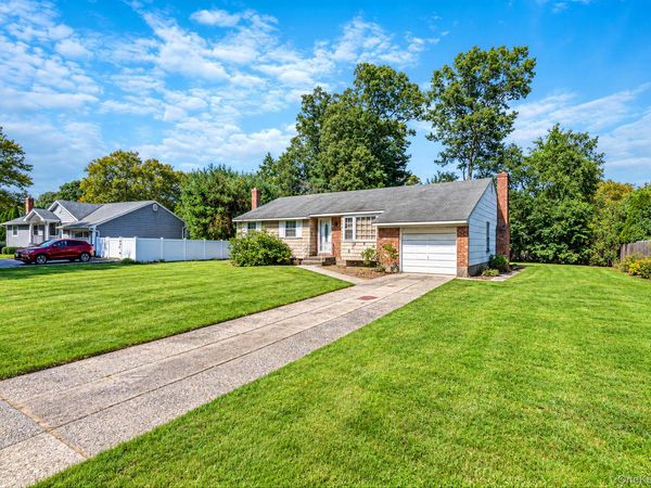 3 June Street , Hauppauge, NY 11788