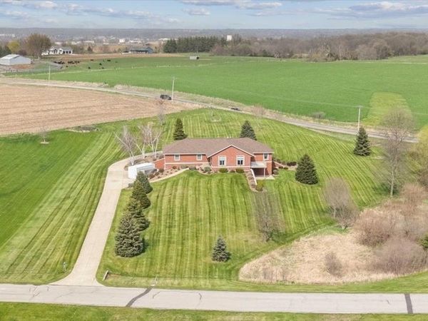 3752 Lacina Drive SW, Iowa City, IA 52240