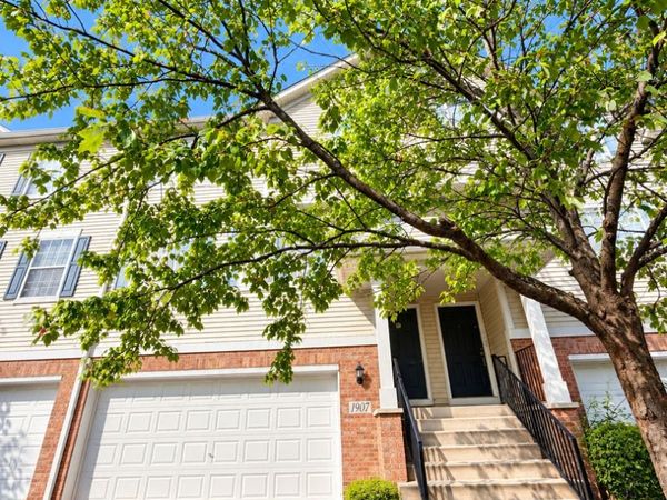1907 Indian Hill Lane , Aurora, IL 60503