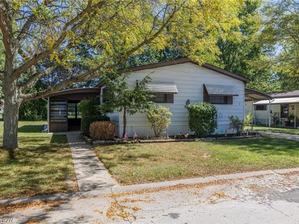 8 Dogwood Lane, Olmsted Twp, OH 44138