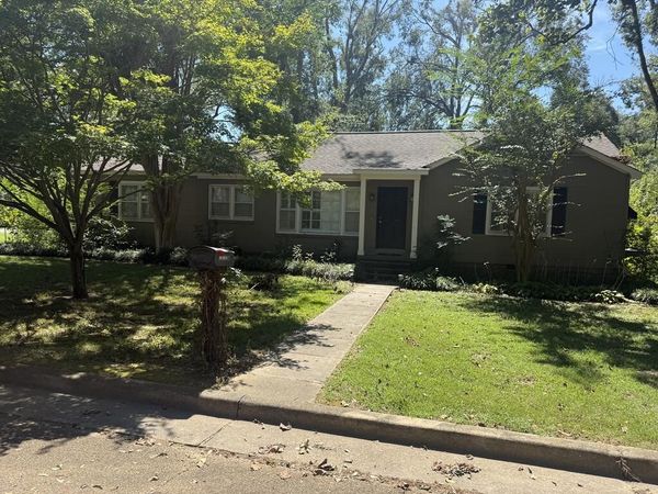 212 Court St, Batesville, MS 38606