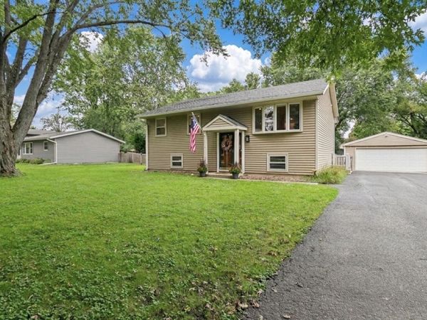 15670 W Sprucewood Lane, Libertyville, IL 60048