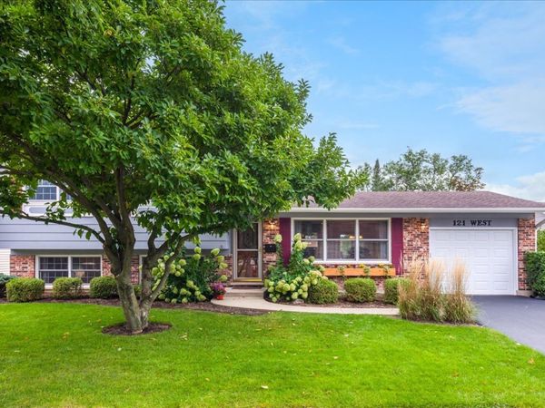 121 W Suffield Drive, Arlington Heights, IL 60004
