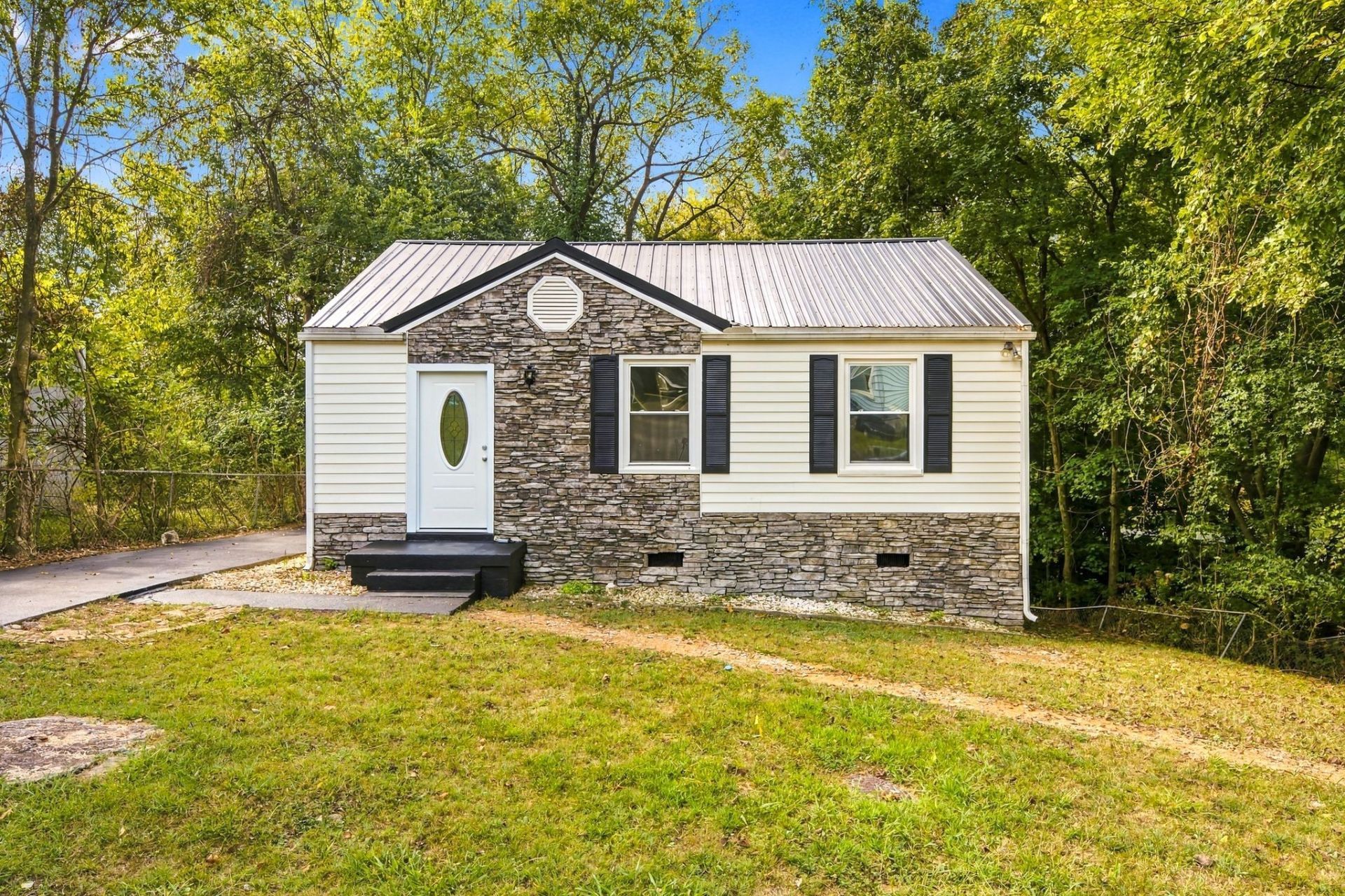 1300 Sunnyview Dr, Clarksville, TN 37040 Main Photo