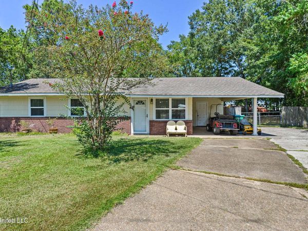 121 Roberts Circle, Ocean Springs, MS 39564