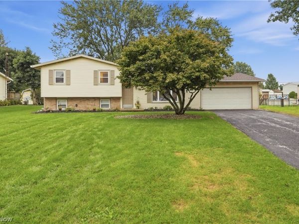 8008 Garnet Avenue NE, Canton, OH 44721