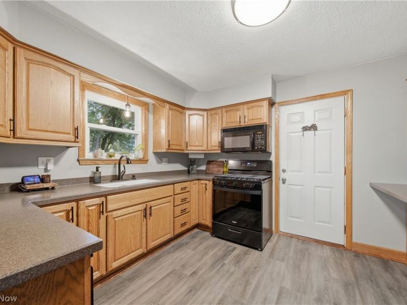 8008 Garnet Avenue NE, Canton, OH 44721 Photo 12