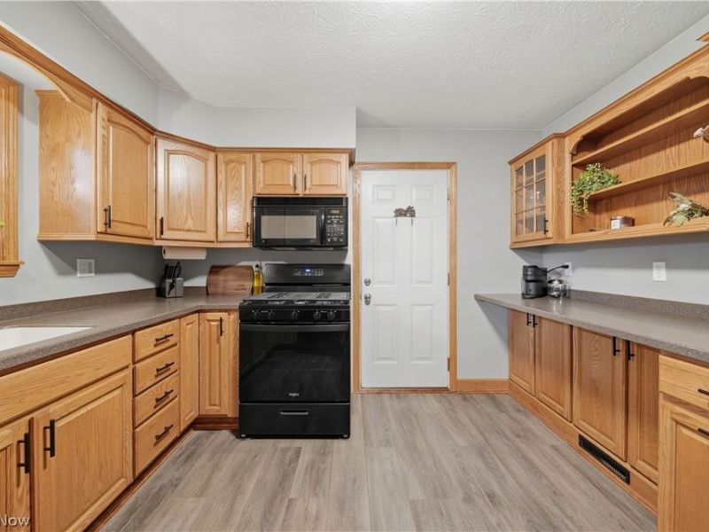 8008 Garnet Avenue NE, Canton, OH 44721 Photo 14