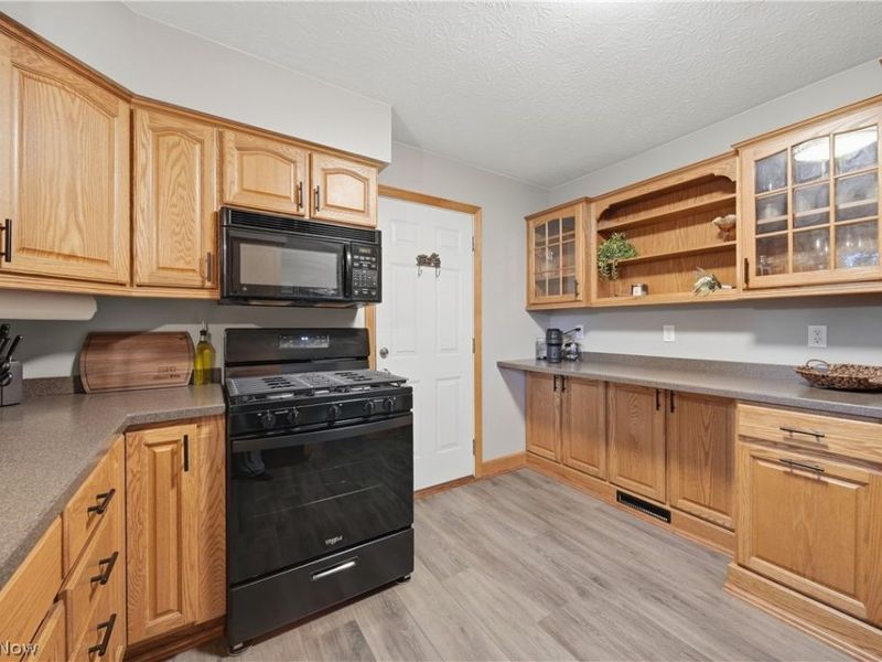 8008 Garnet Avenue NE, Canton, OH 44721 Photo 15