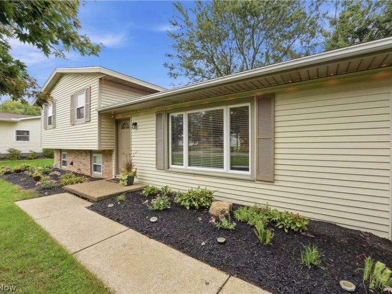 8008 Garnet Avenue NE, Canton, OH 44721 Photo 2