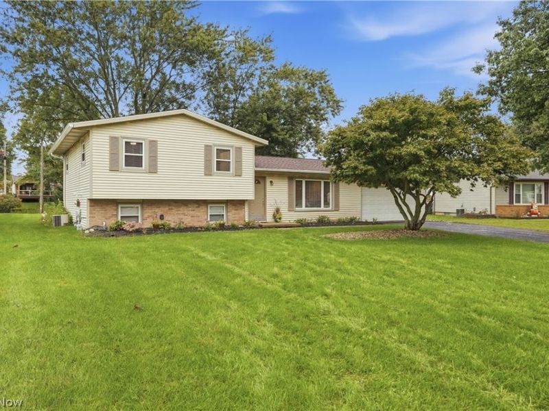 8008 Garnet Avenue NE, Canton, OH 44721 Photo 3