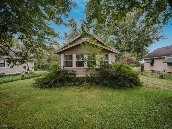 2821 Nesmith Lake Boulevard , Akron, OH 44314