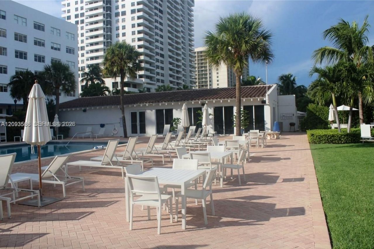 2457 Collins Ave , Unit 1502, Miami Beach, FL 33140 Photo
