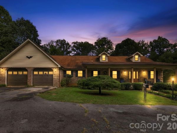 1079 Dupont Road , Hendersonville, NC 28739