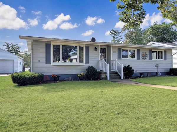 1315 Minneapolis Avenue, Gladstone, MI 49837