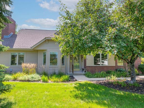 10820 N Essex DRIVE, Mequon, WI 53092