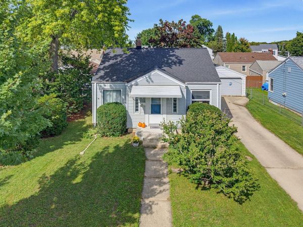 325 E Gauer CIRCLE, Milwaukee, WI 53207