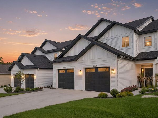 2225 Watertown Way NE, Grand Rapids, MI 49505