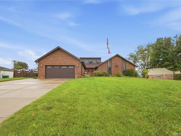 2379 Meadow Green Drive, Beavercreek, OH 45431