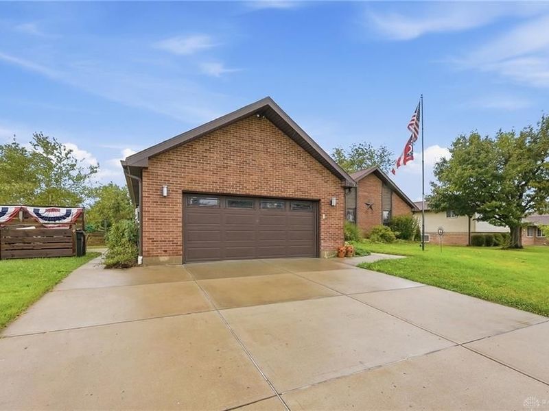 2379 Meadow Green Drive, Beavercreek, OH 45431 Photo 3