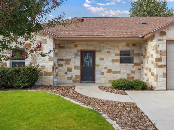 120 Navarro XING, Seguin, TX 78155