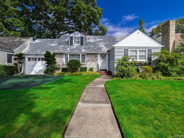 175 E Carpenter Street , Valley Stream, NY 11580