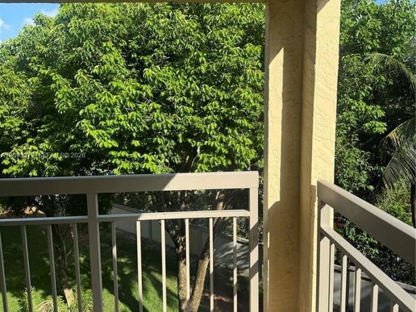 8290 Lake Dr, Unit 536, Doral, FL 33166