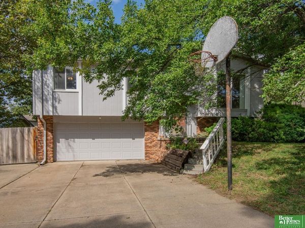 5016 Edinburgh Street, Omaha, NE 68157