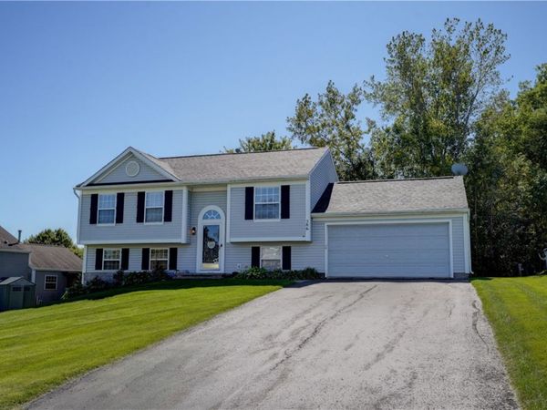 586 Crows Nest Ln , Macedon, NY 14502