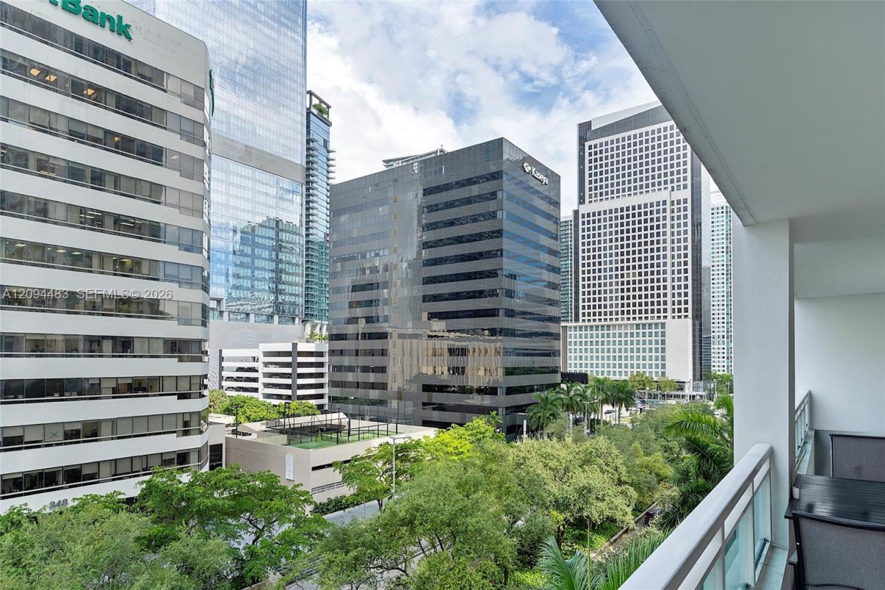951 Brickell Ave , Unit 605, Miami, FL 33131 Photo