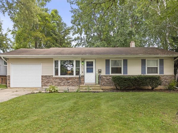 203 Lilac Lane , North Aurora, IL 60542