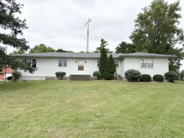 1698 E 1400 North Road, Watseka, IL 60970