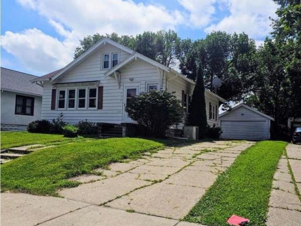 922 E 1st Street, Fairmont, MN 56031