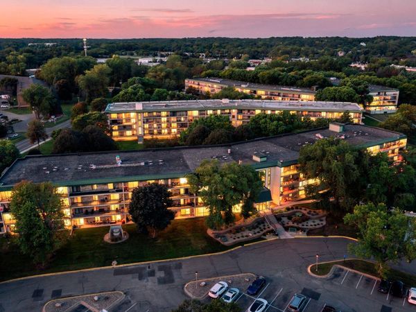 10501 Cedar Lake Road, Unit 512, Minnetonka, MN 55305