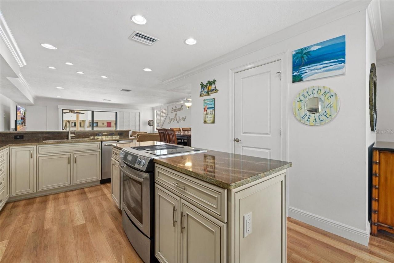 548 Beach Road, Unit A, Sarasota, FL 34242 Photo