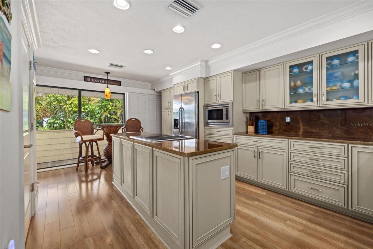 548 Beach Road, Unit A, Sarasota, FL 34242 Photo