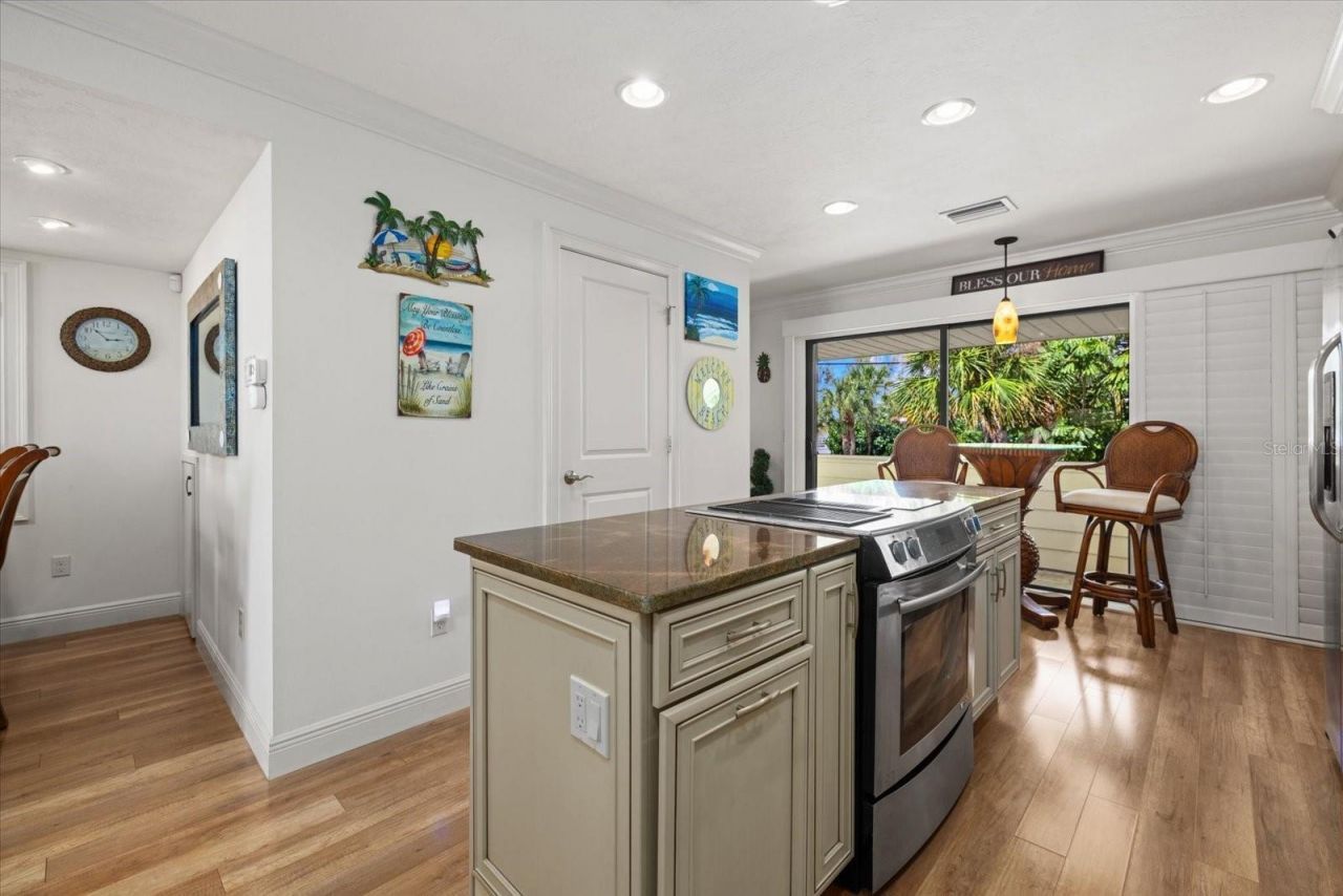 548 Beach Road, Unit A, Sarasota, FL 34242 Photo