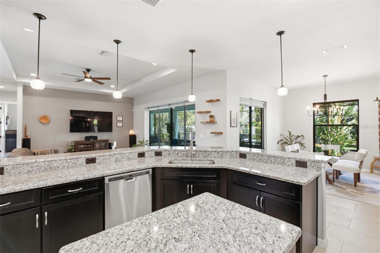807 Alandra Lane, Ruskin, FL 33573 Photo
