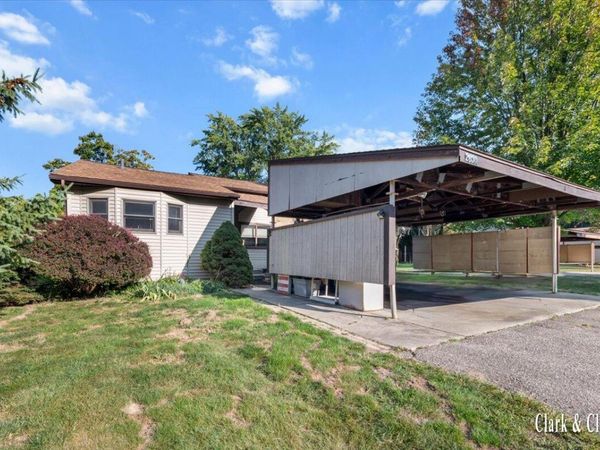 2630 Chatham Woods Drive SE, Grand Rapids, MI 49546