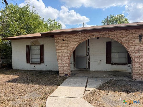 2217 N Guadalupe Street , Seguin, TX 78155