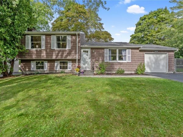 4245 Hunting Creek Dr, Clay, NY 13041