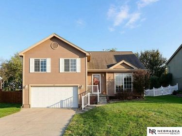 815 Edgewater Circle, Papillion, NE 68046