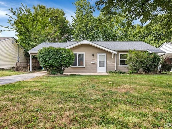 12157 Parkwood Place , Maryland Heights, MO 63043